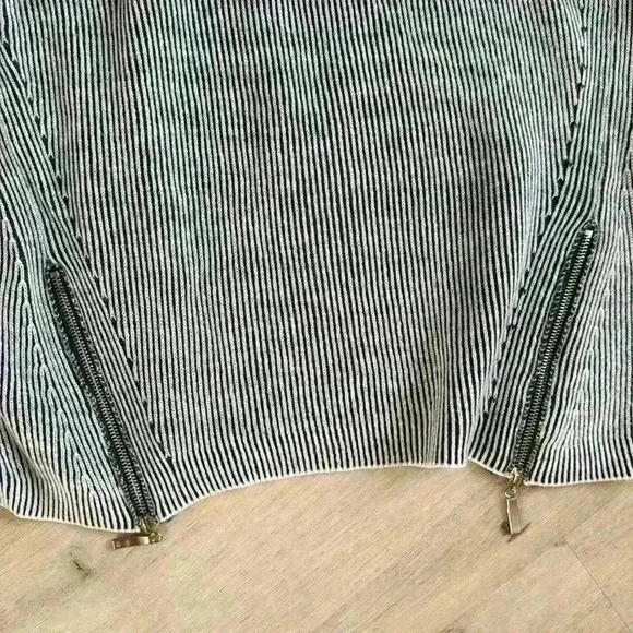 Evolution sweater size small with zippers - Picture 3 of 3